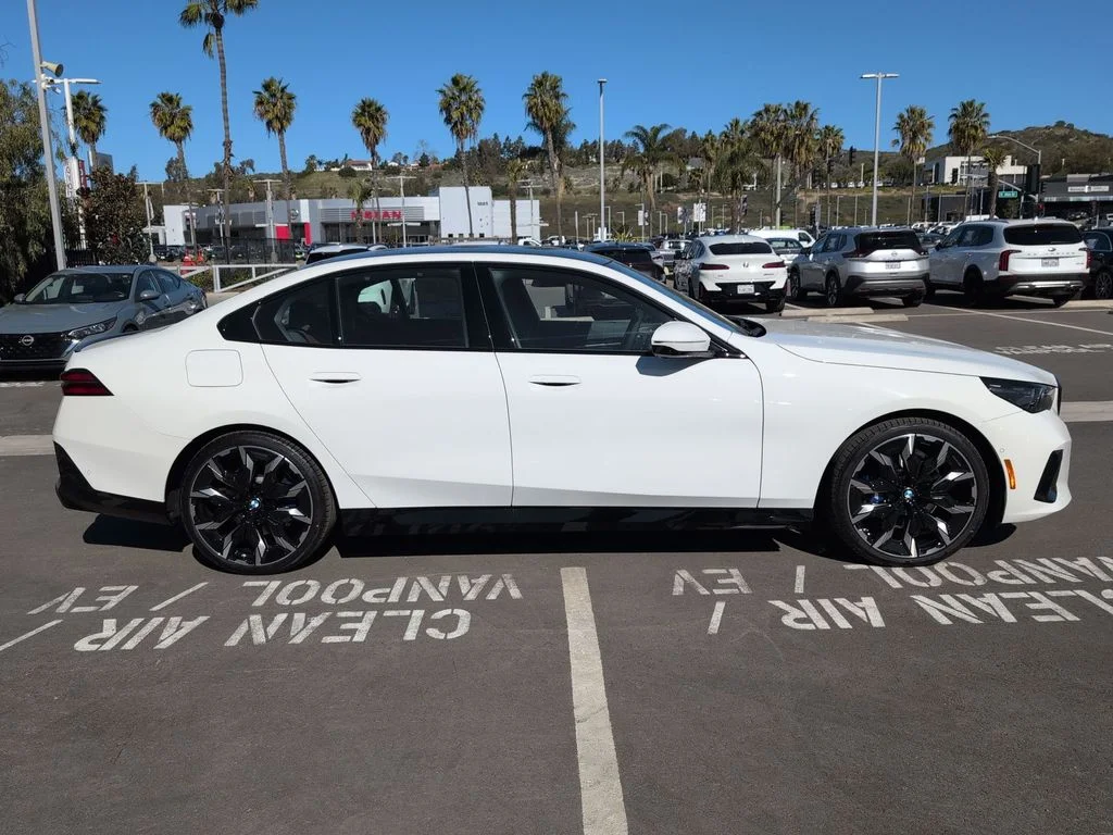 New 2026 White BMW 530i image 3