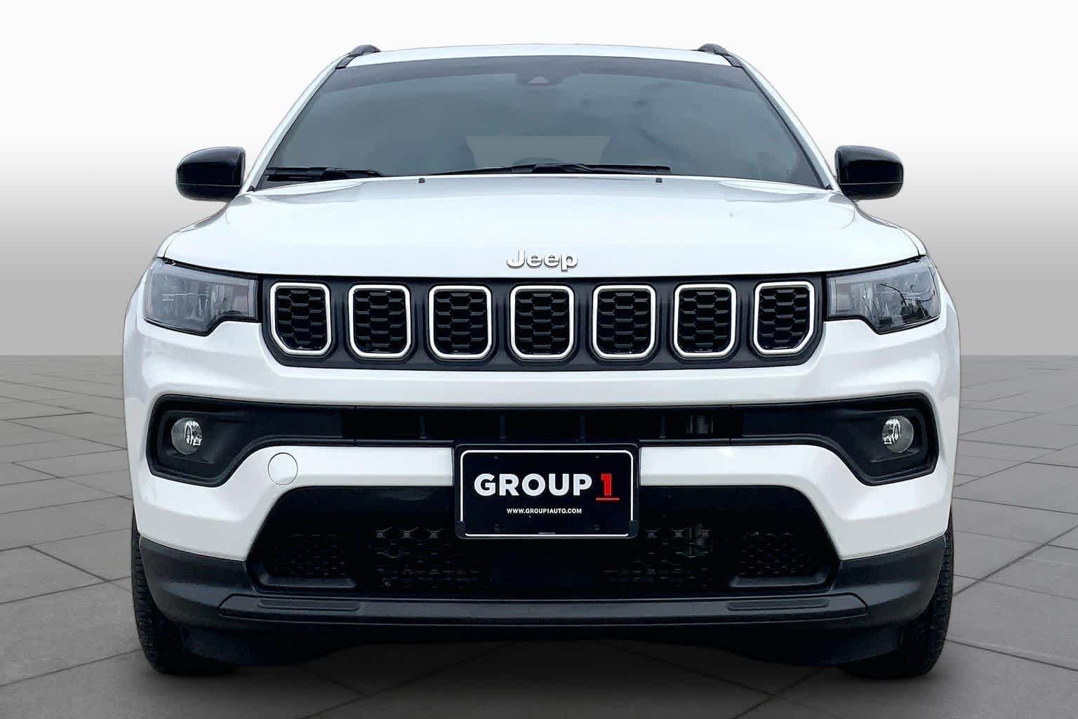 Used 2024 Bright White Clearcoat Jeep Latitude Lux image 4