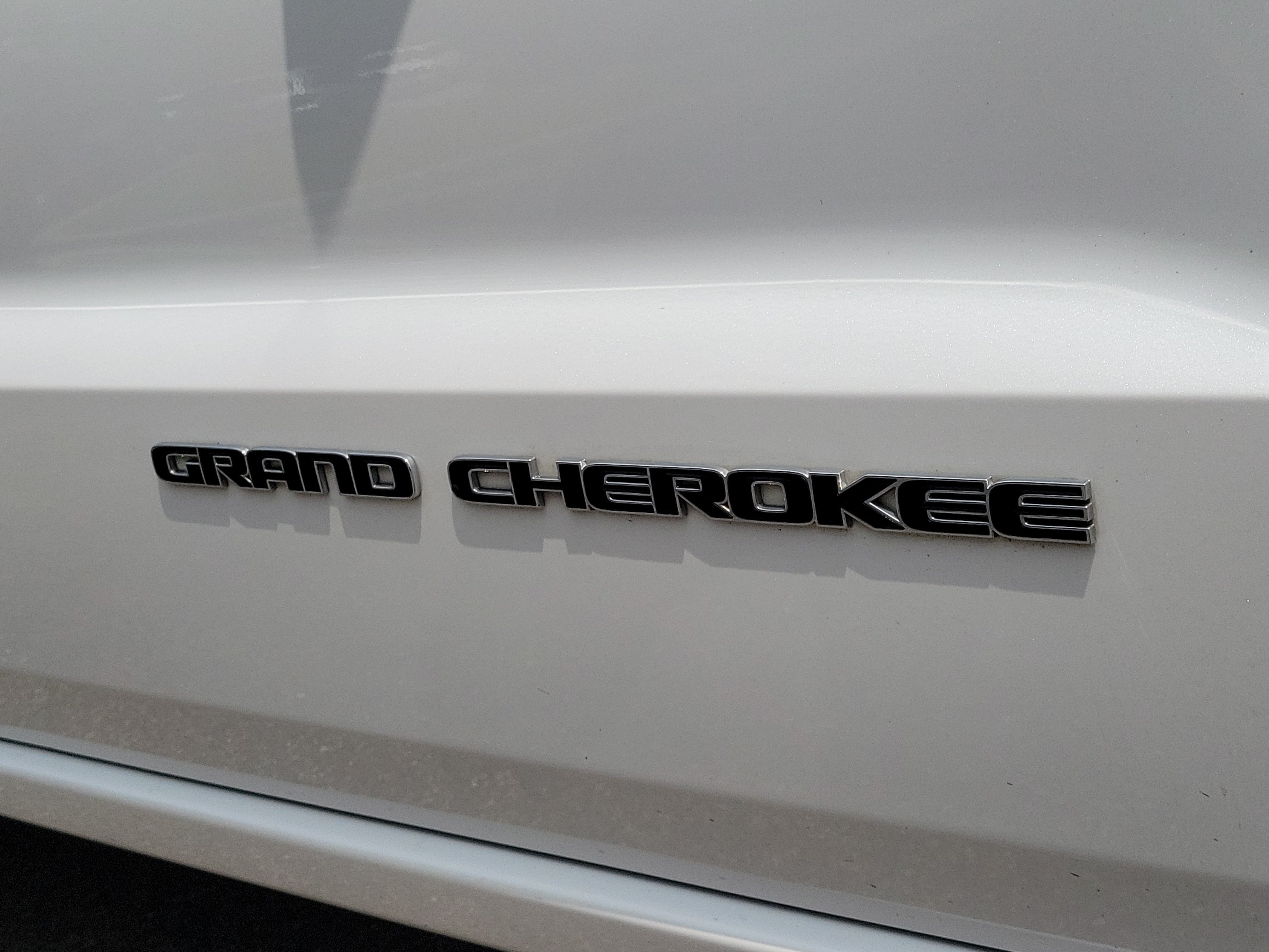 Used 2018 Ivory 3-Coat Jeep Overland image 6