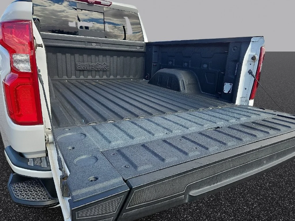Used 2022 IRIDESCENT PEARL TRICOAT Chevrolet High Country image 9