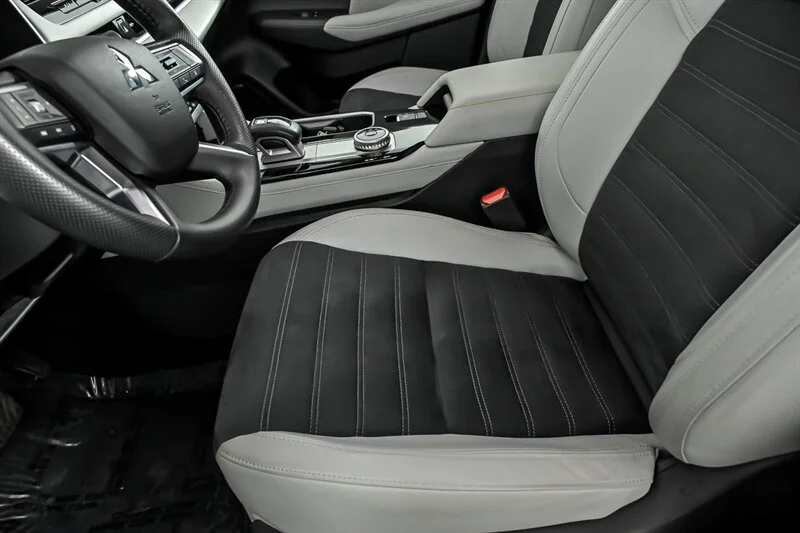 Used 2025 White Diamond Mitsubishi SE image 14