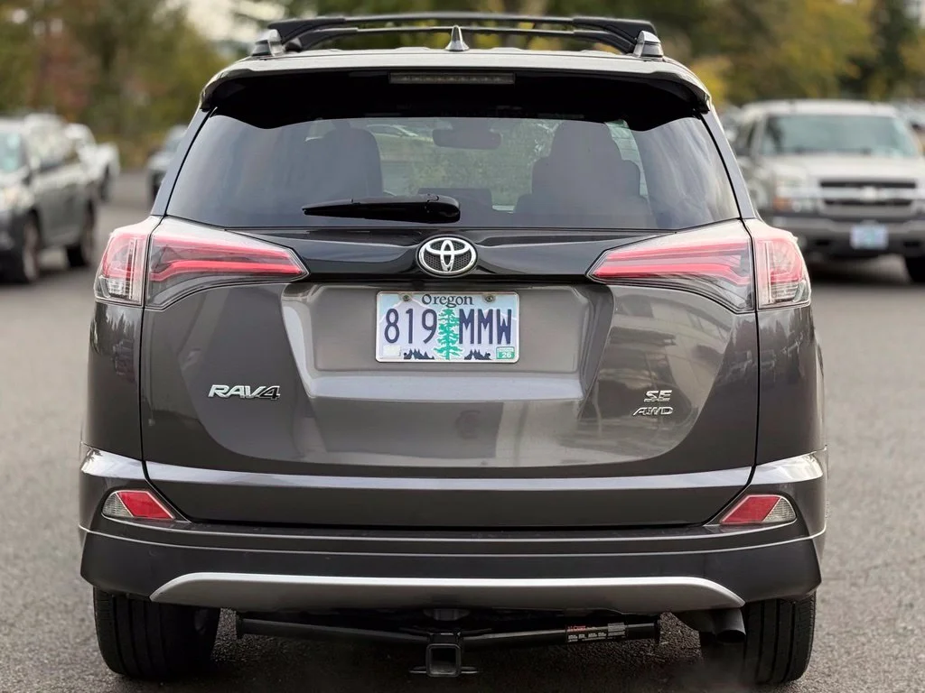 Used 2018 Magnetic Gray Metallic Toyota SE image 4