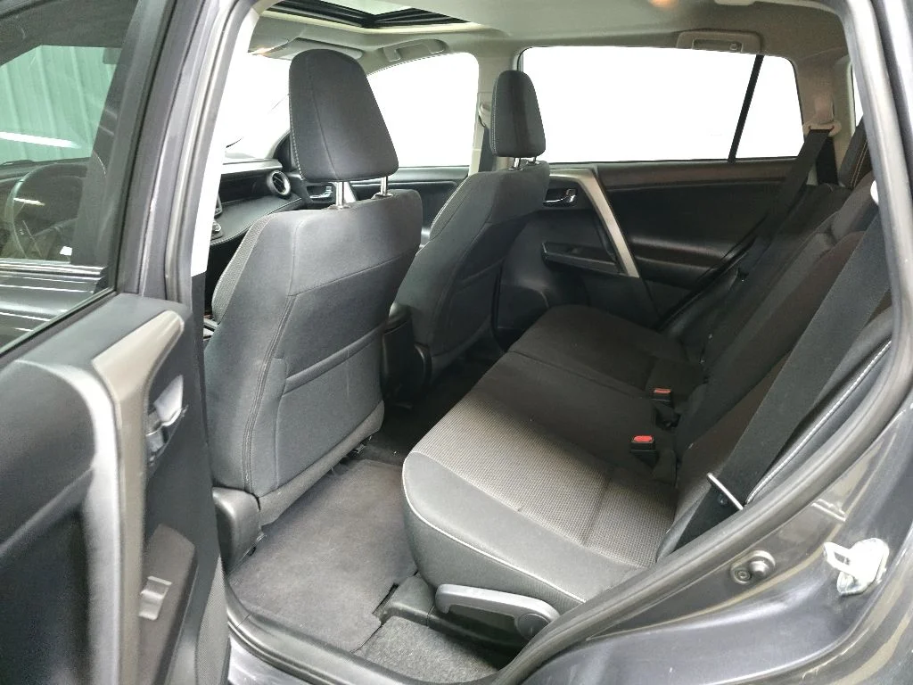 Used 2018 Gray Toyota XLE image 31