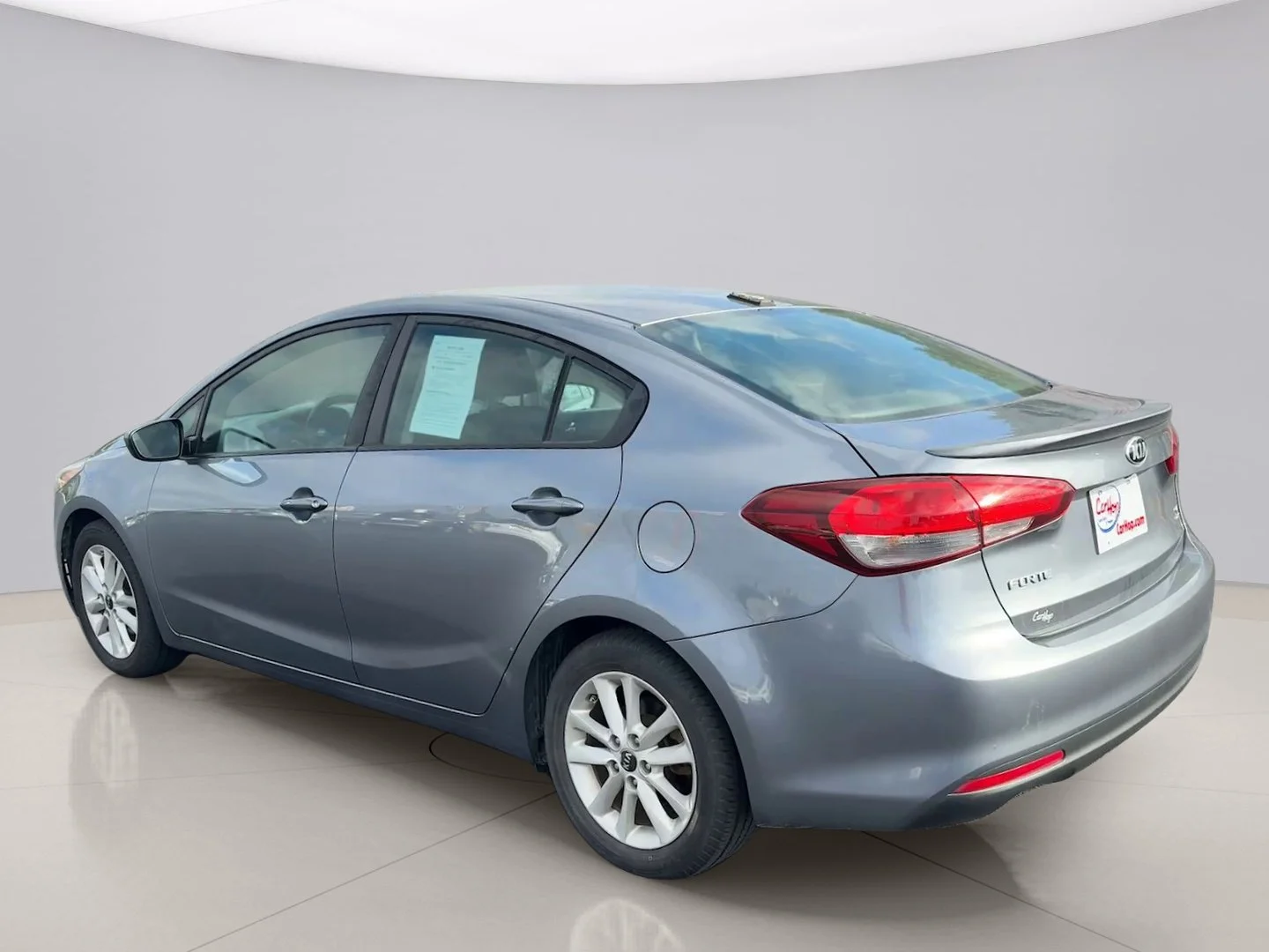 Used 2017 Gray Kia SE image 3