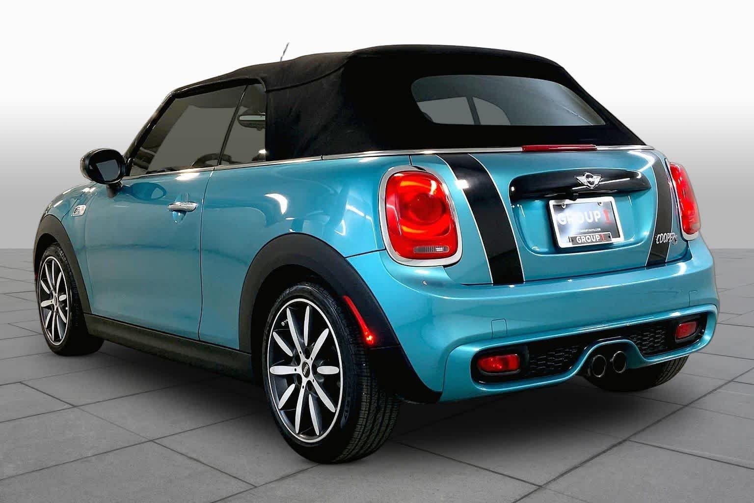 Used 2017 Caribbean Aqua Metallic MINI Cooper S image 11