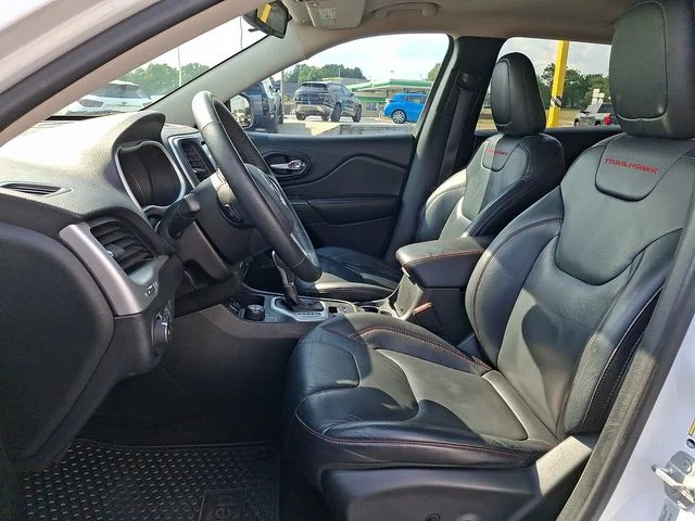 Used 2015 White Jeep Trailhawk image 13