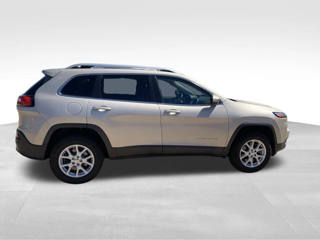 Used 2015 Beige Jeep Latitude image 14