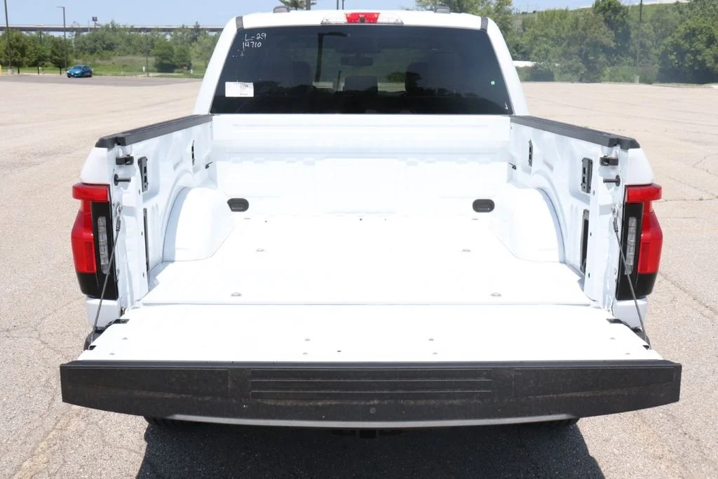 2025 Ford F-150 Lightning Flash - Photo 23