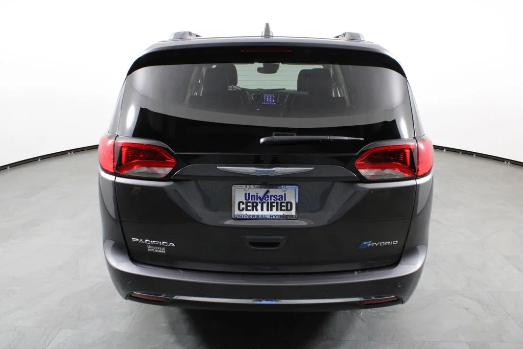 Used 2018 Gray Chrysler Limited image 10