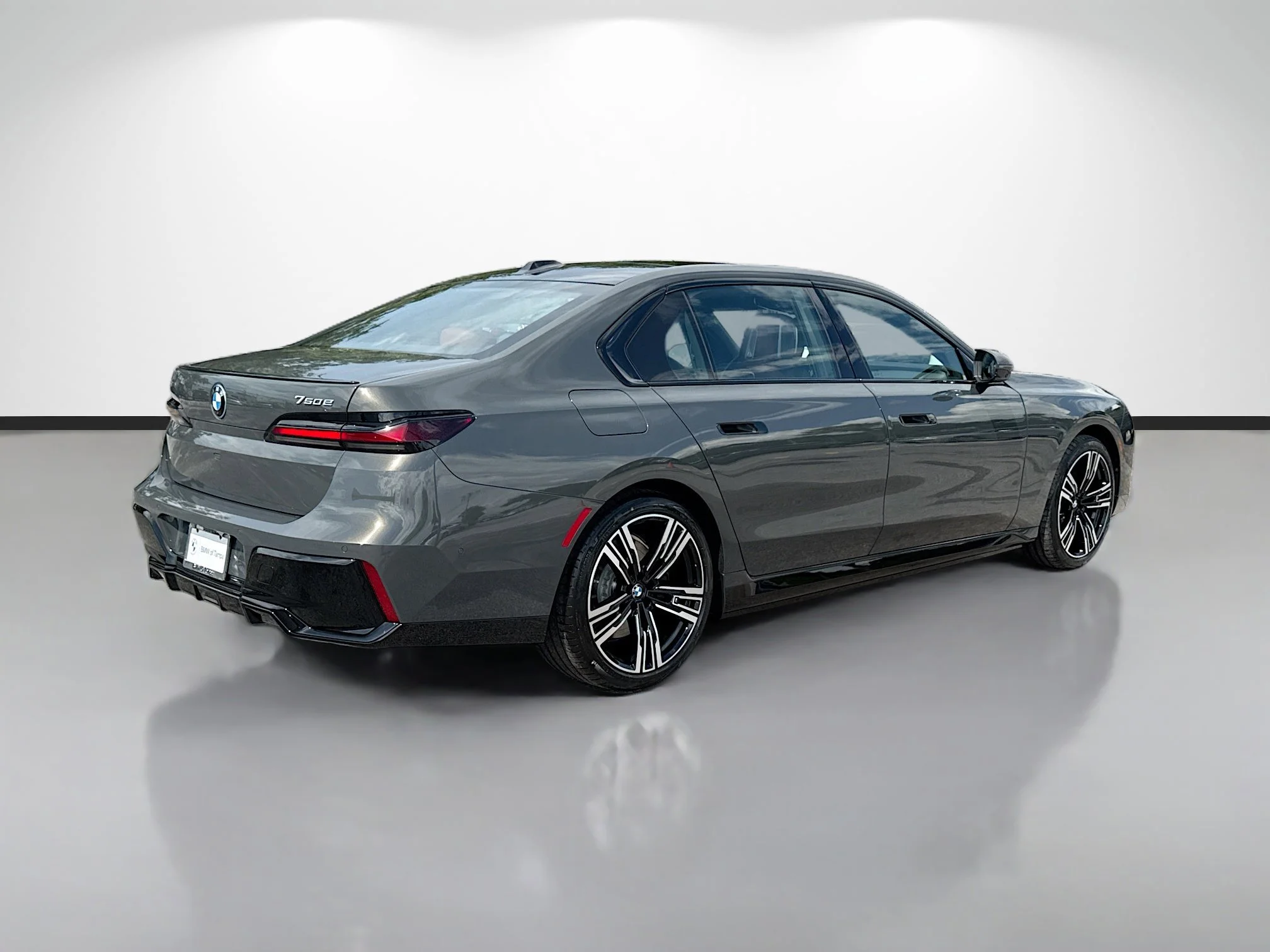New 2026 Dravit Grey Metallic BMW 750e xDrive image 3