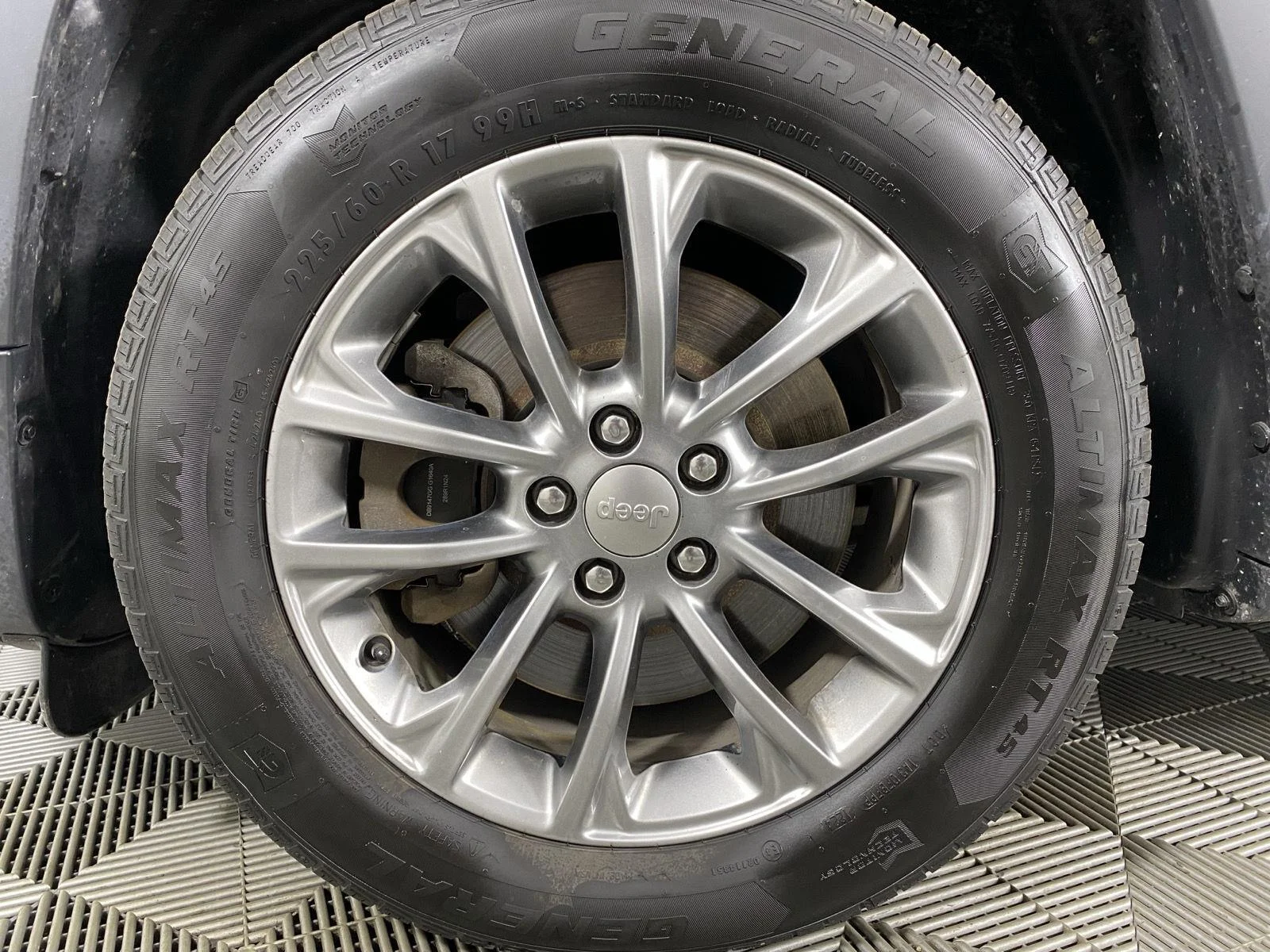 Used 2019 Granite Crystal Metallic Clearcoat Jeep Latitude Plus image 11
