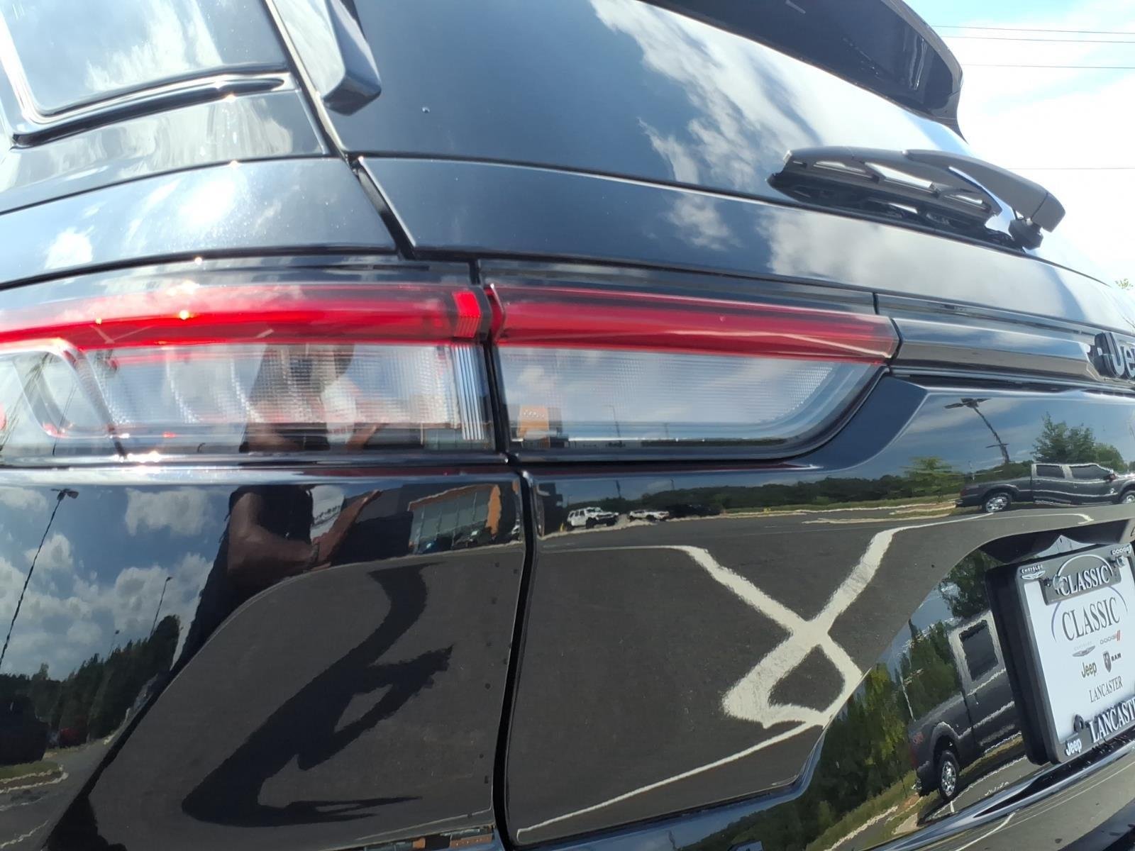 Used 2023 Diamond Black Crystal Pearlcoat Jeep Limited image 19