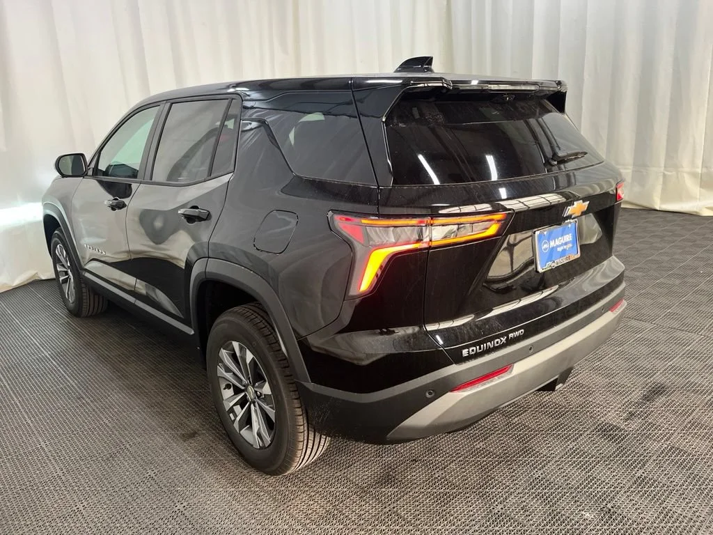 New 2027 Mosaic Black Metallic Chevrolet LT image 25