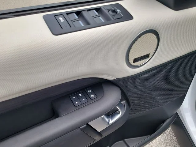 Used 2023 White Land Rover Metropolitan Edition image 20
