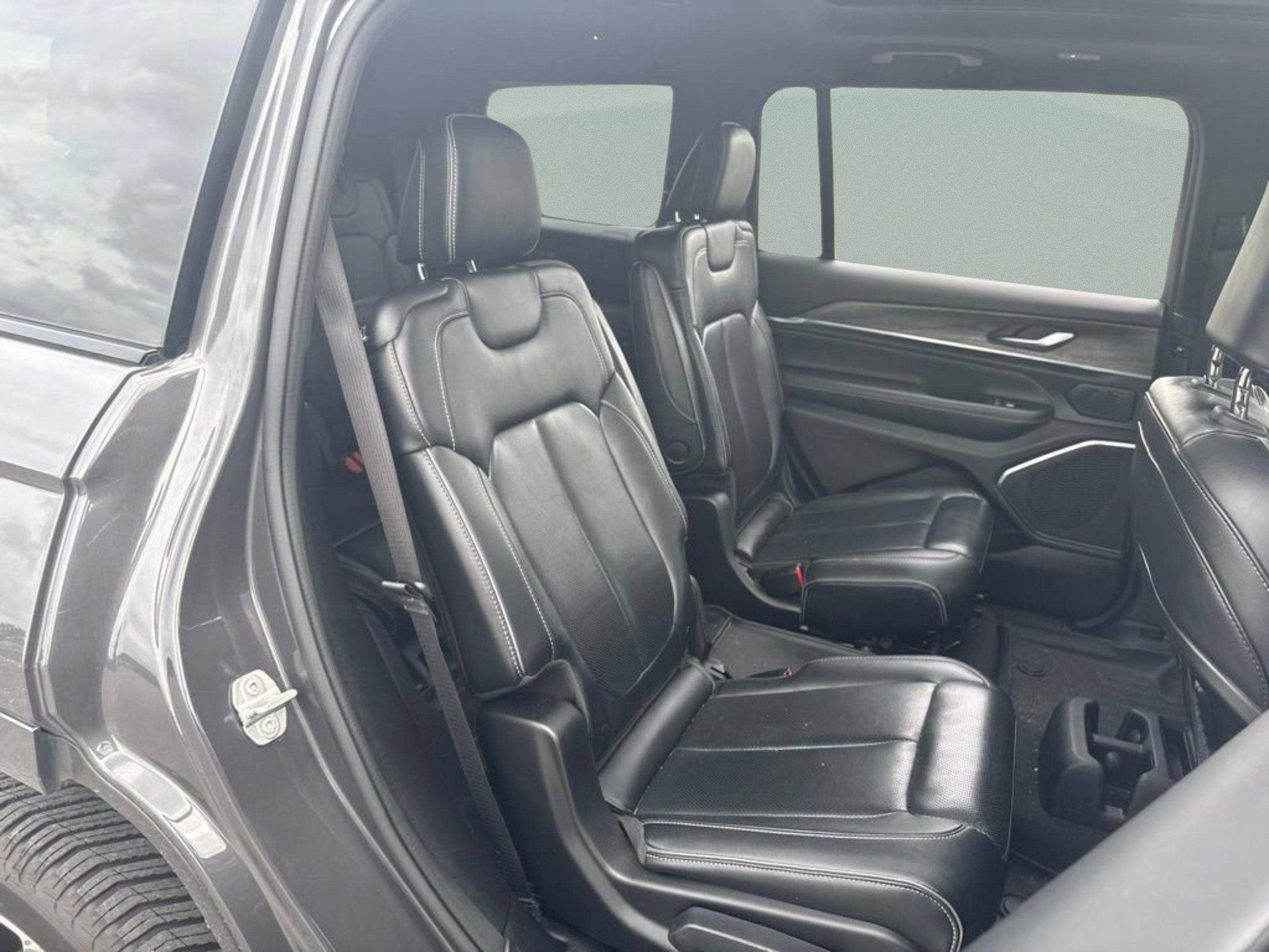 Used 2023 Baltic Gray Metallic Clearcoat Jeep Overland image 27
