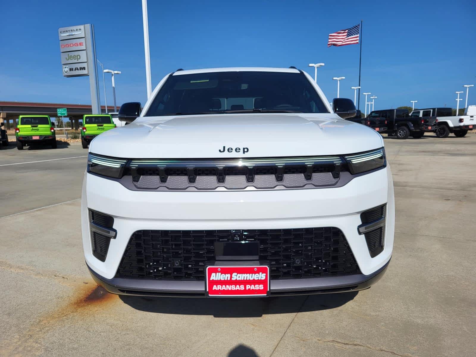 New 2026 Bright White Clear-Coat Exterior Paint Jeep Limited Reserve image 9