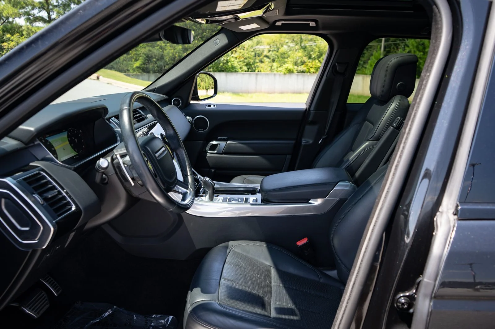Used 2022 Black Land Rover HSE Silver Edition image 14