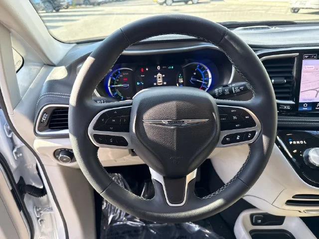Used 2024 Bright White Clearcoat Chrysler Select image 19