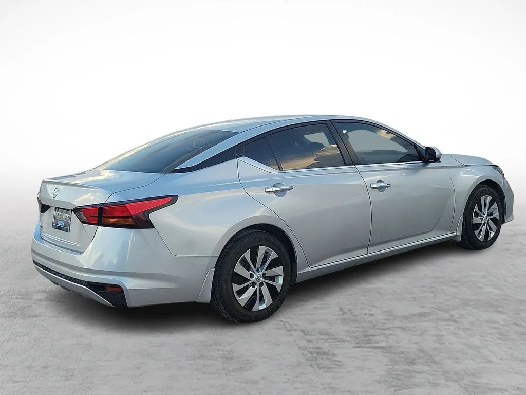 Used 2022 Silver Nissan 2.5 S image 11