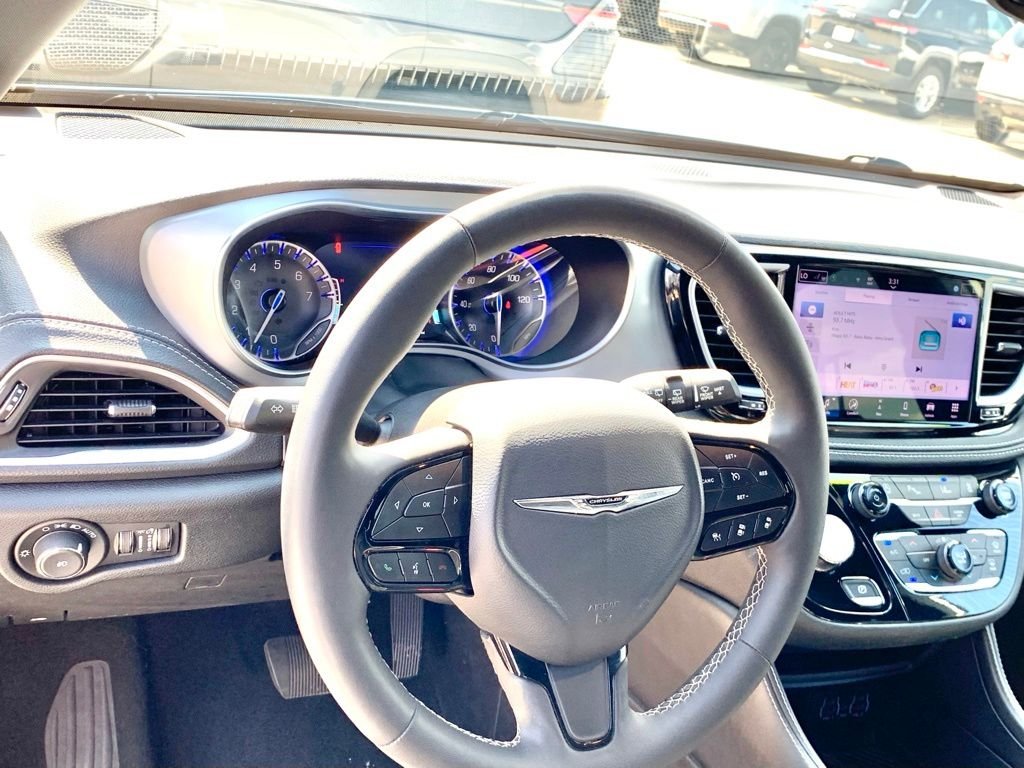 Used 2025 White Chrysler Limited image 14