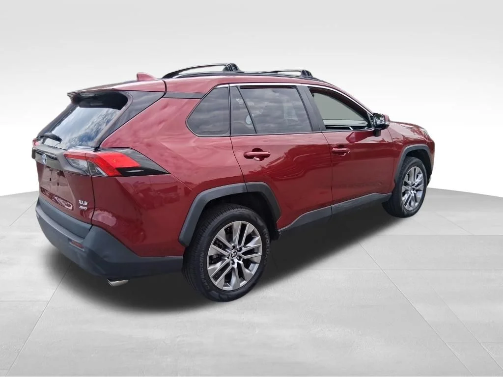 Used 2022 Red Toyota XLE Premium image 5