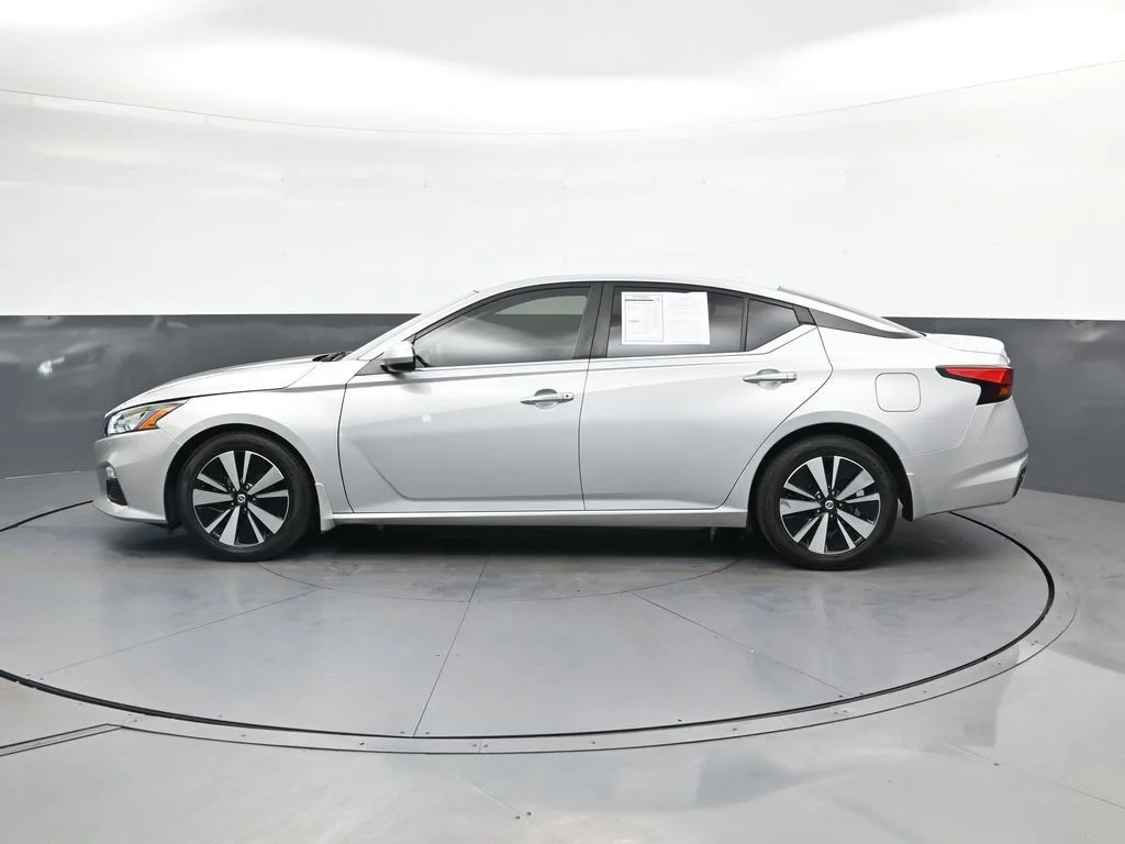 Used 2022 Silver Nissan 2.5 SV image 10