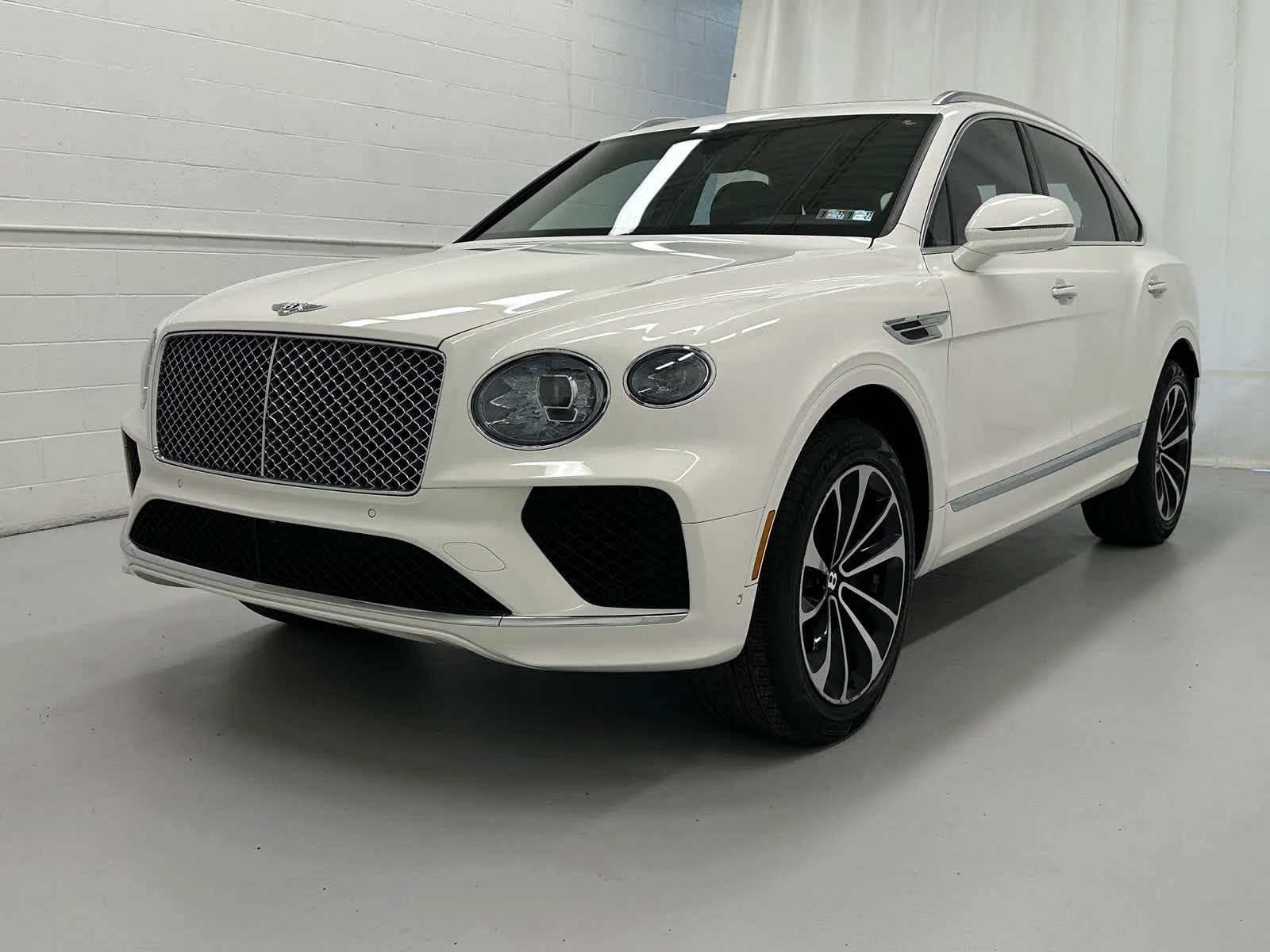 Used 2023 Glacier White Bentley V8 image 4