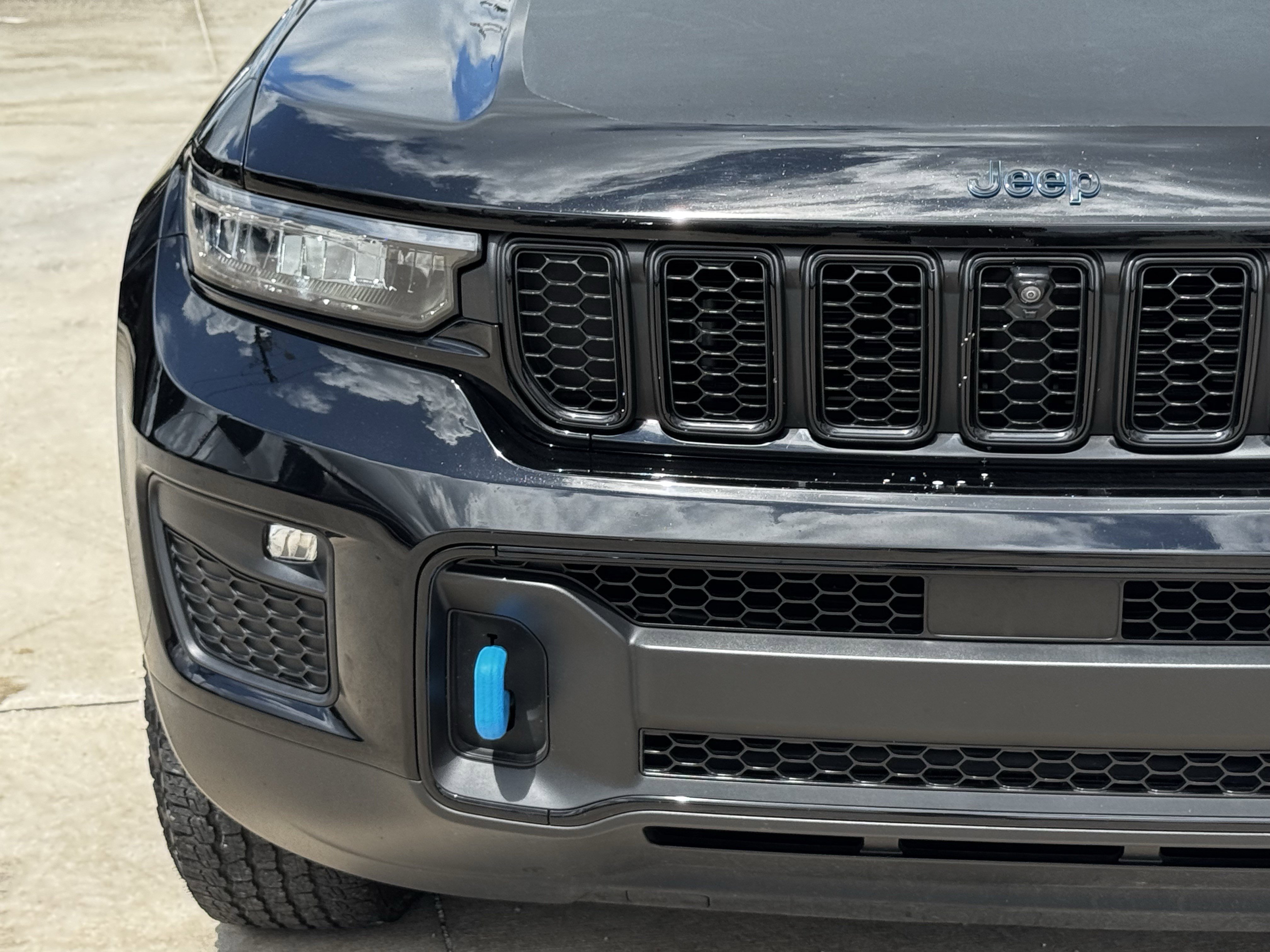 Used 2022 Diamond Black Crystal Pearlcoat Jeep Trailhawk image 5