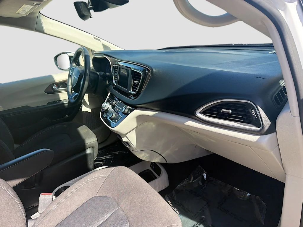 Used 2023 White Chrysler LX image 30