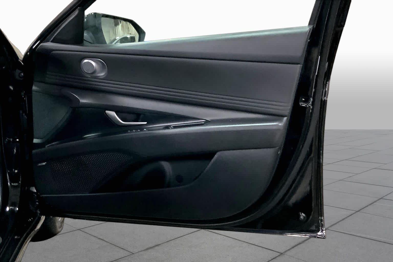 Used 2025 Abyss Black Hyundai Limited image 23