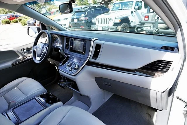 Used 2015 White Toyota XLE image 9