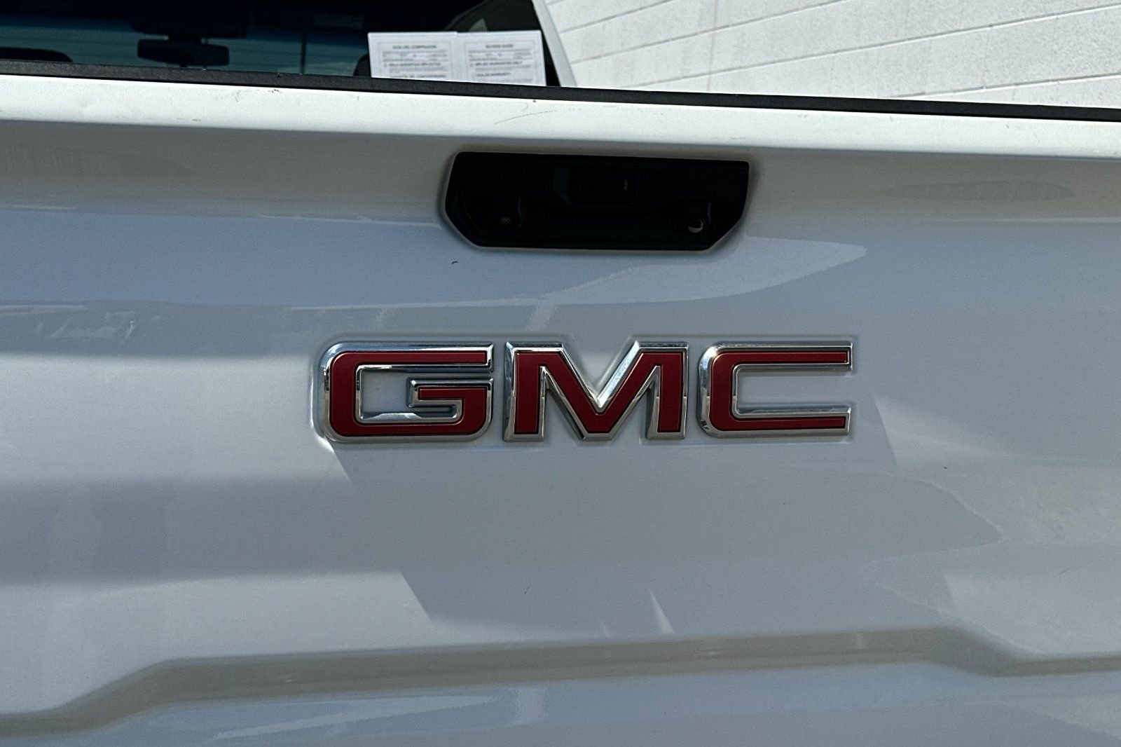 Used 2022 White GMC SLE image 27