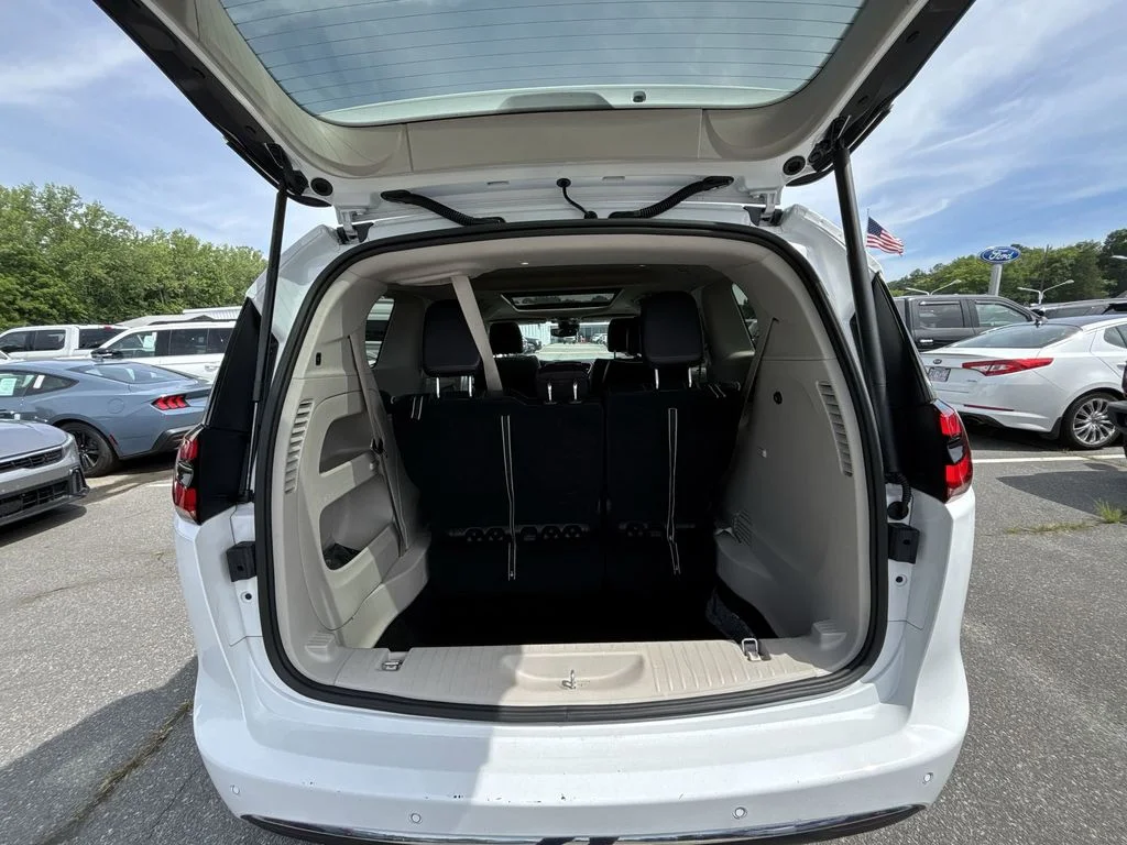 Used 2024 White Chrysler Limited image 21