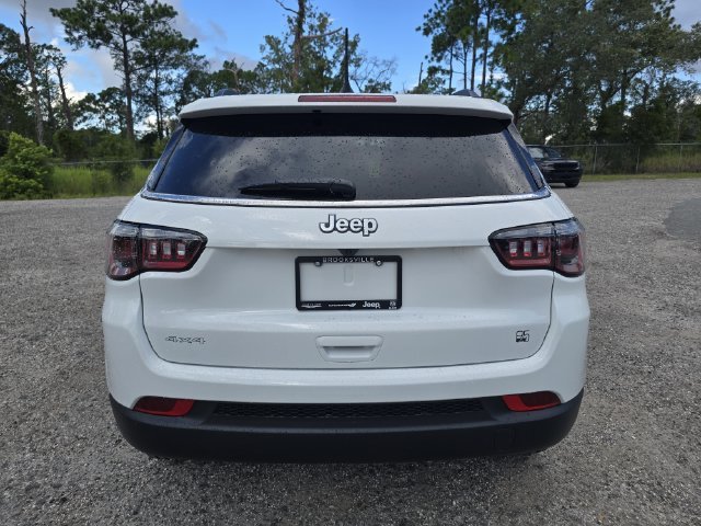 New 2026 Bright White Clear-Coat Exterior Paint Jeep Latitude image 5