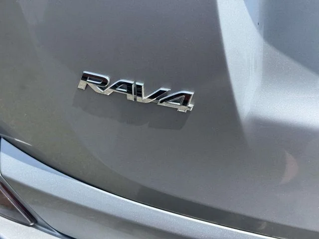 Used 2018 Silver Toyota XLE image 12