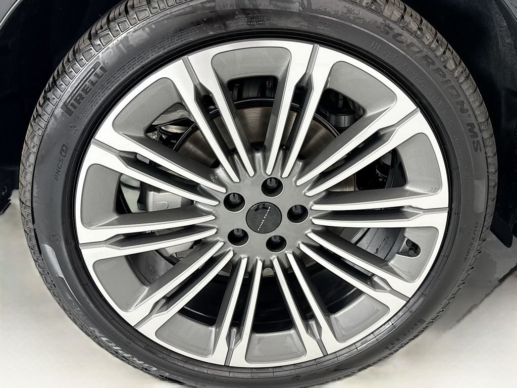 New 2026 Santorini Black Land Rover Dynamic SE image 32