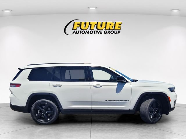 Used 2023 White Jeep Altitude image 3