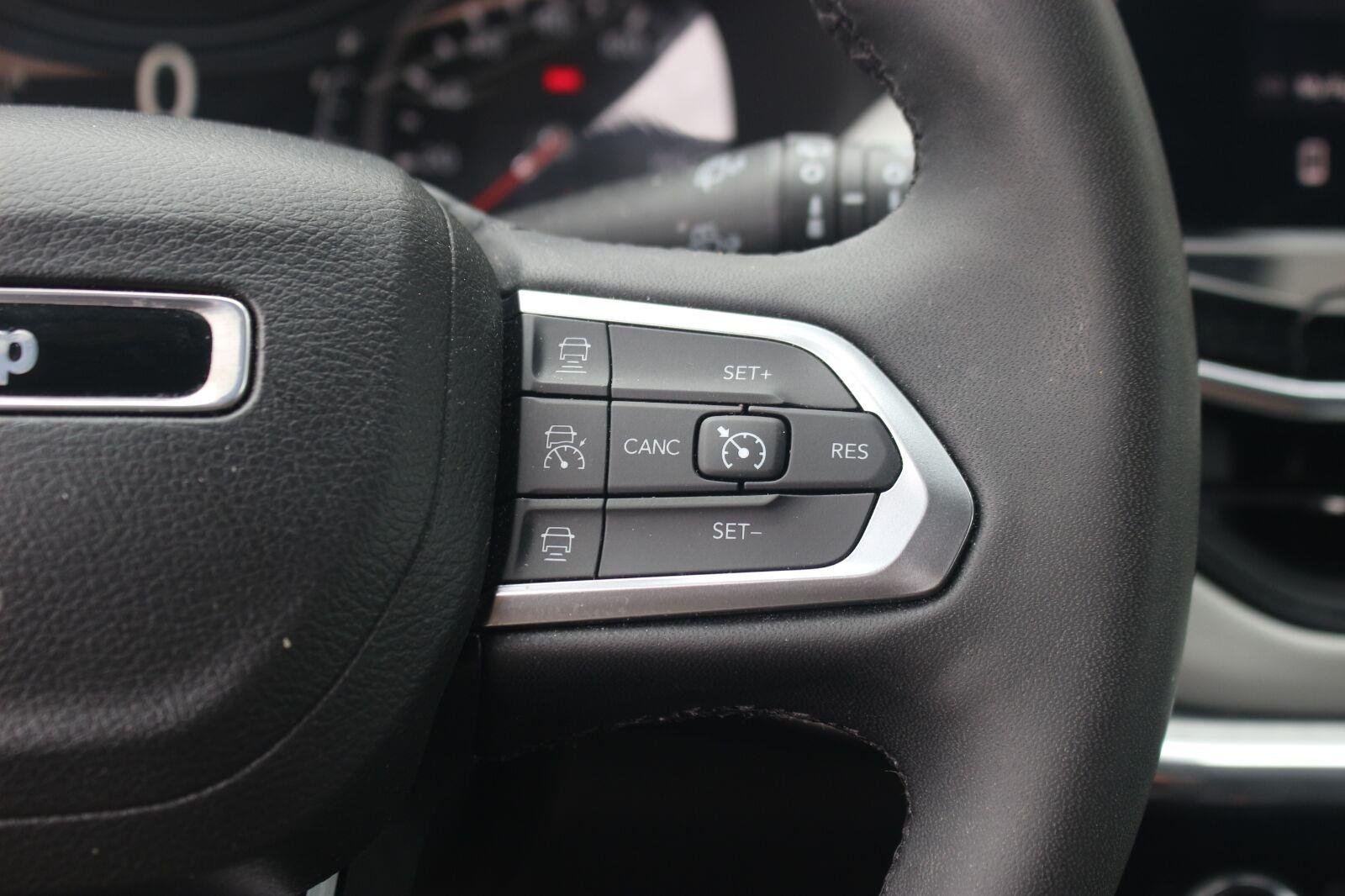 Used 2023  Jeep Limited image 18