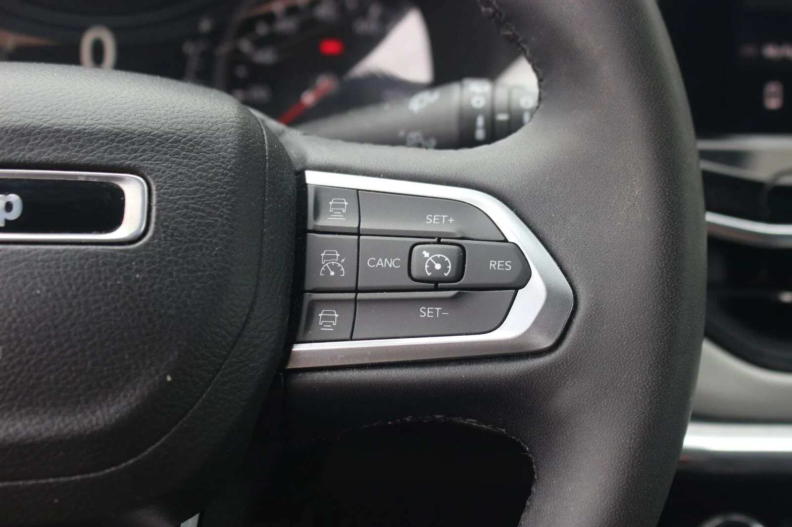 Used 2023  Jeep Limited image 18