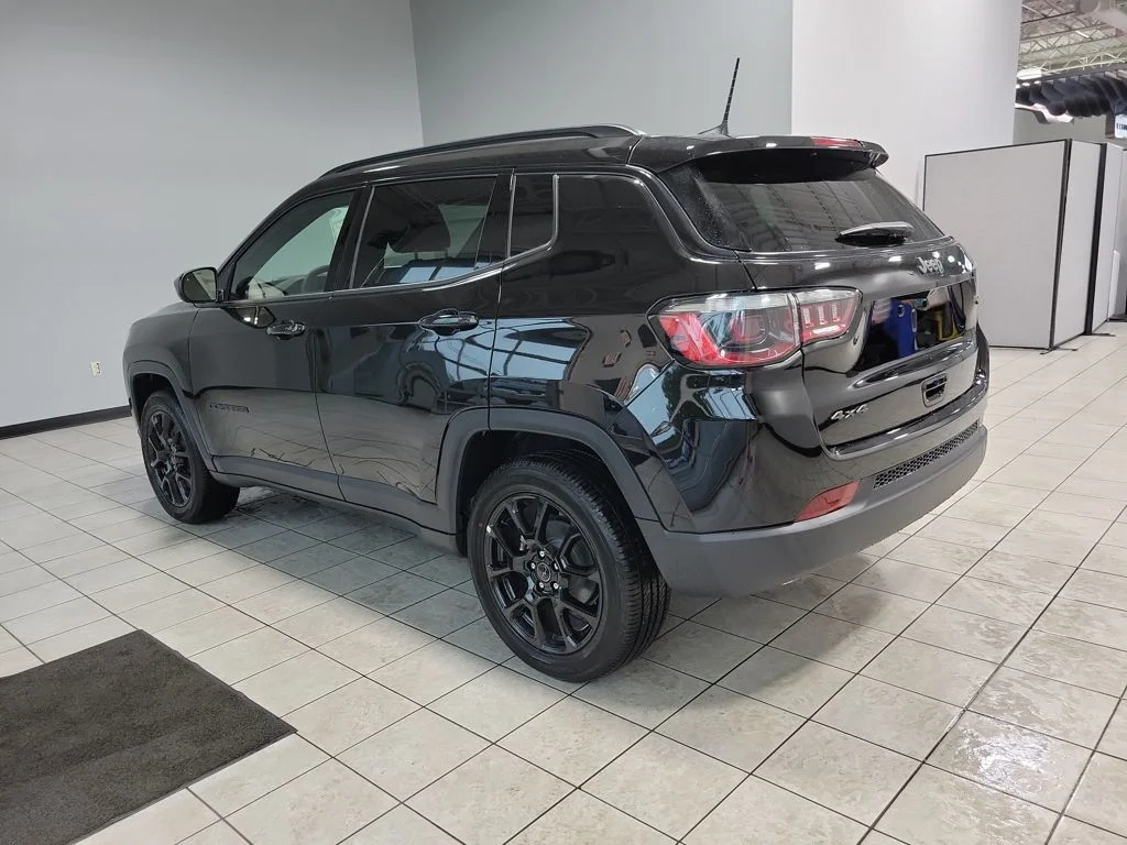 New 2026 Diamond Black Crystal Pearlcoat Jeep Latitude image 5