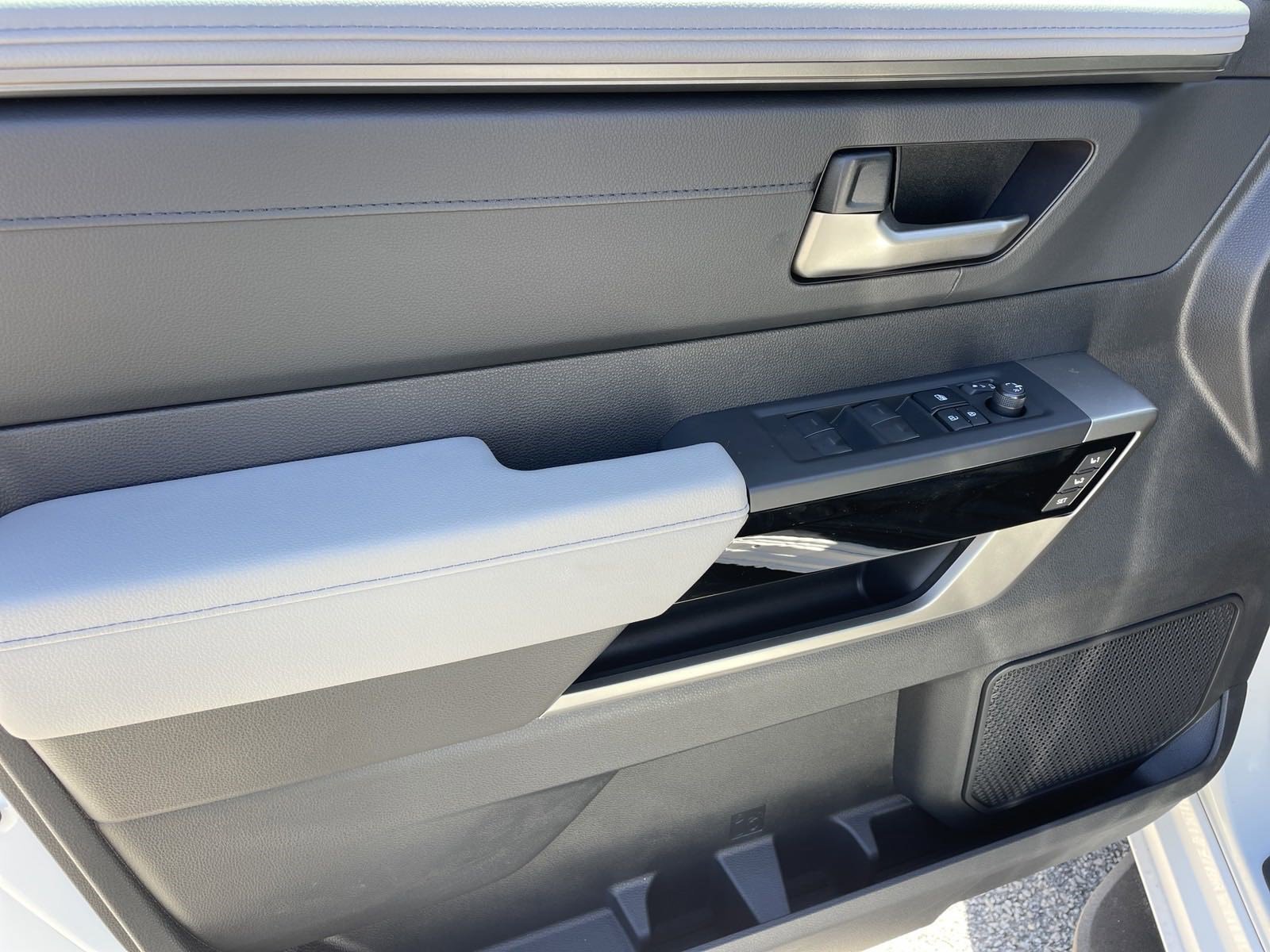 2025 Toyota Tundra Limited - Photo 12