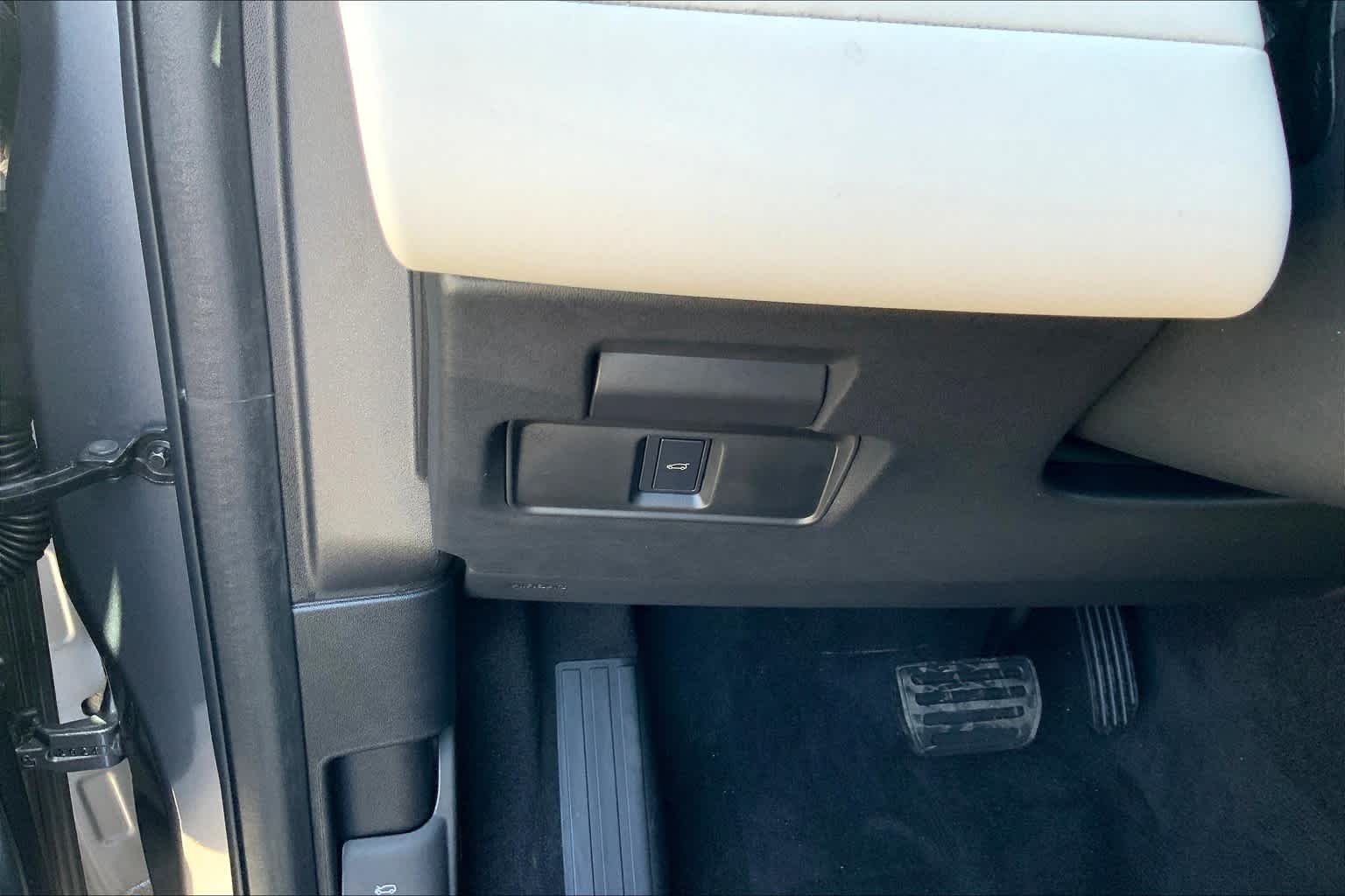 Used 2025 Eiger Grey Metallic Land Rover S image 18