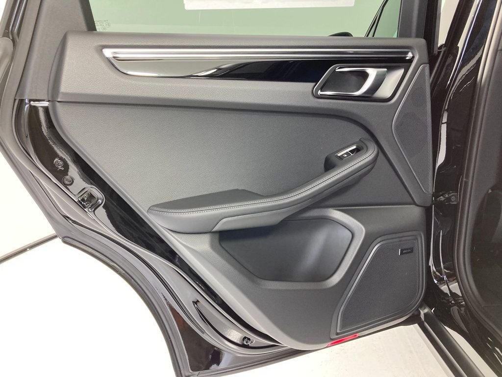 2026 Porsche Macan T - Photo 16