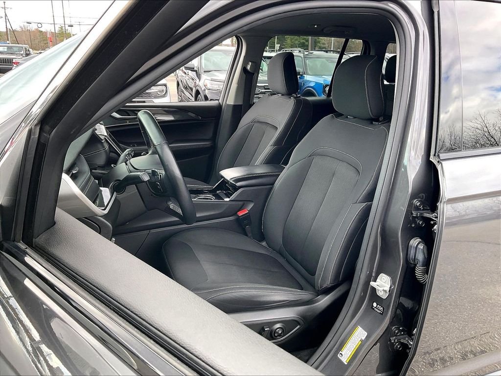 Used 2022 Baltic Gray Metallic Clearcoat Jeep Laredo image 9