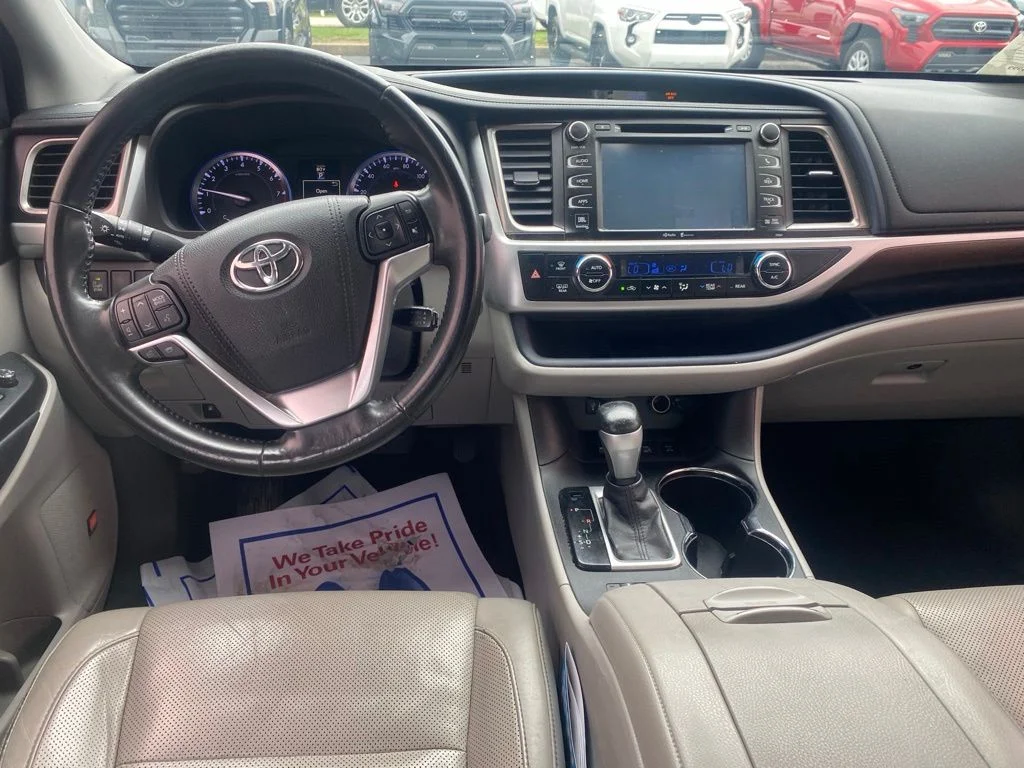 Used 2015 Gray Toyota Limited image 10