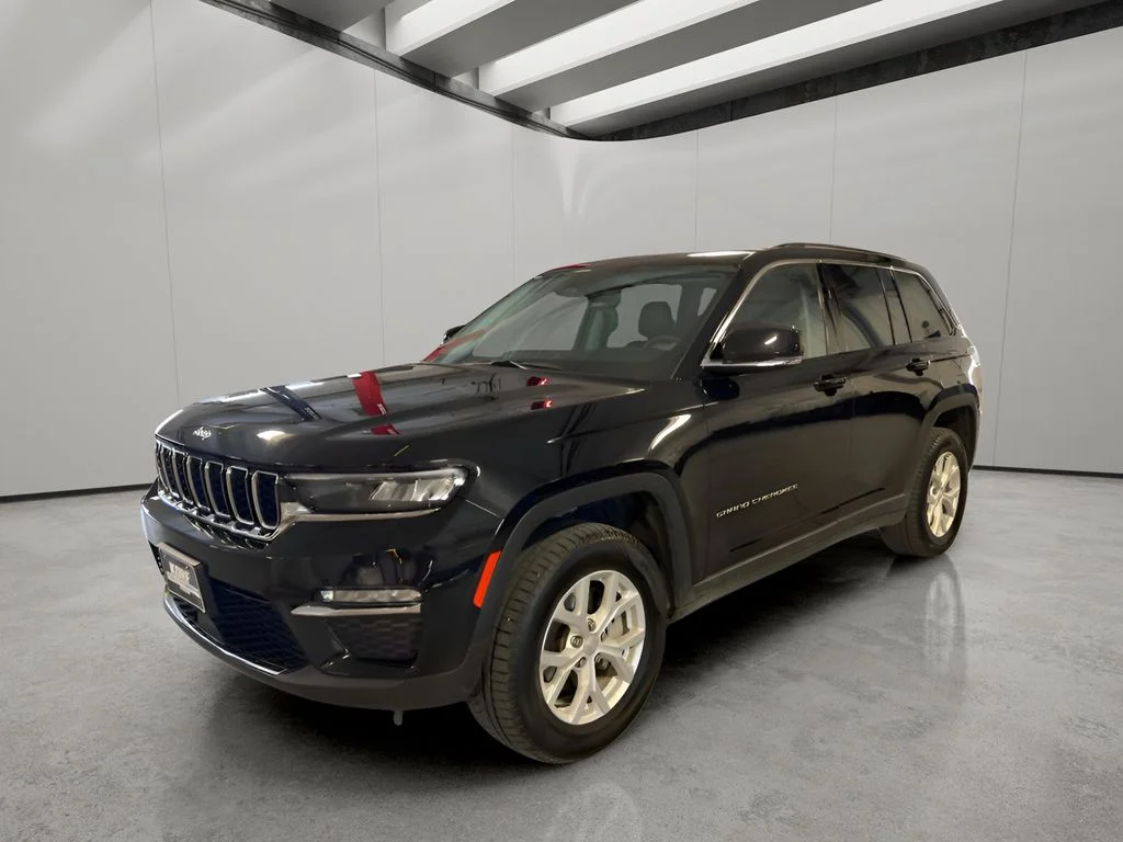 Used 2023 Diamond Black Crystal Pearl Jeep Limited image 1