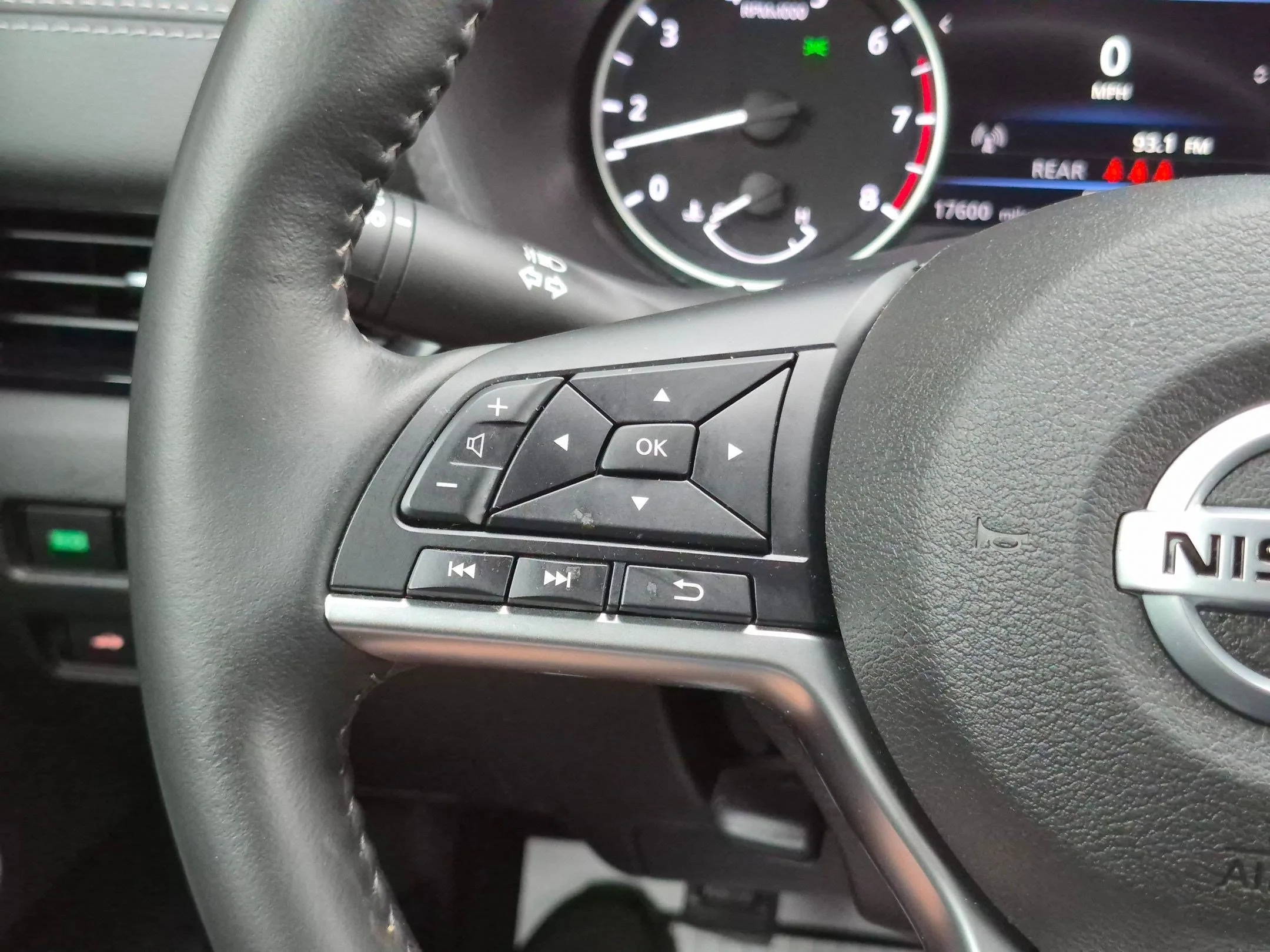 Certified Used 2023 Scarlet Nissan SV image 10