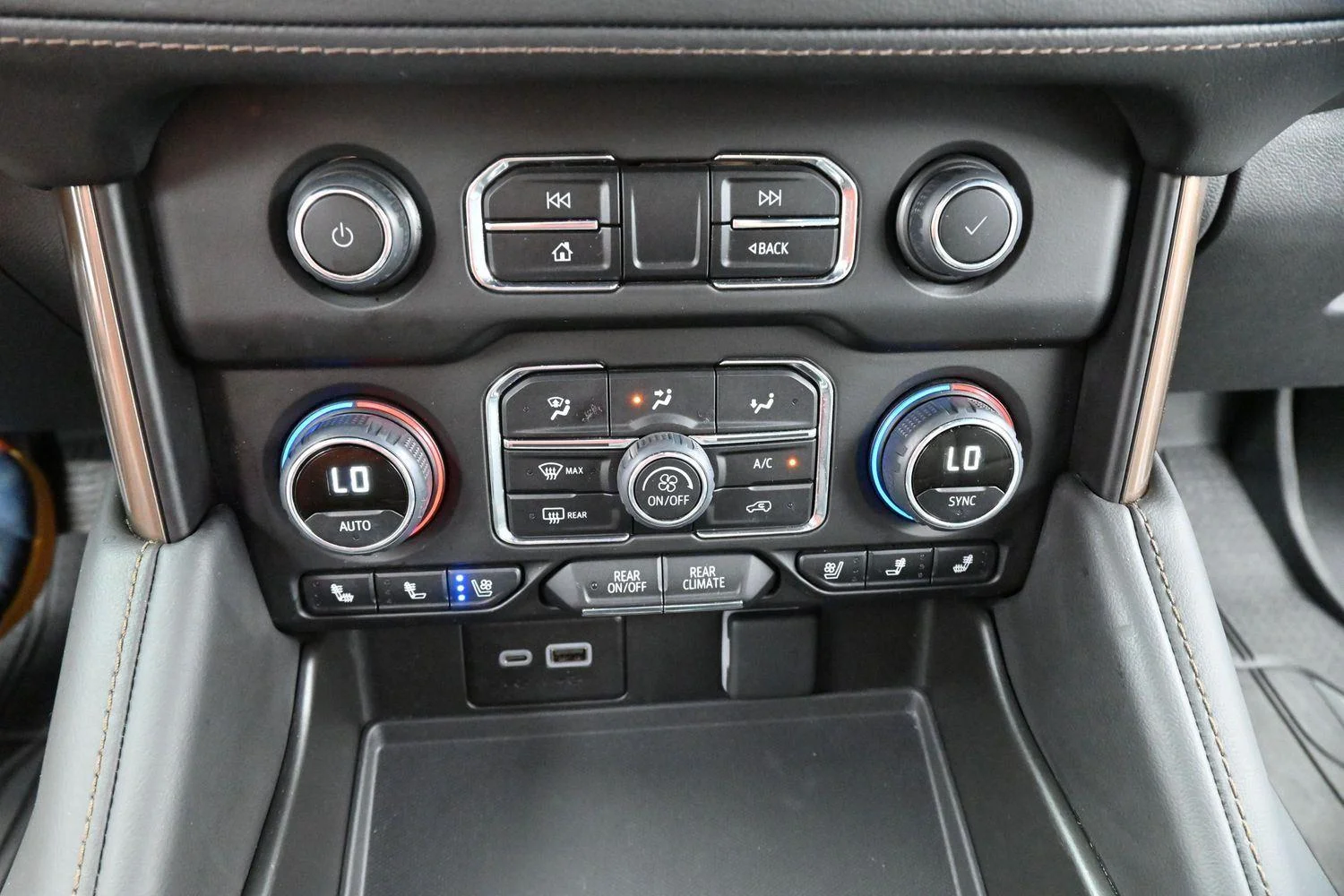 Used 2024 Summit White Chevrolet High Country image 28
