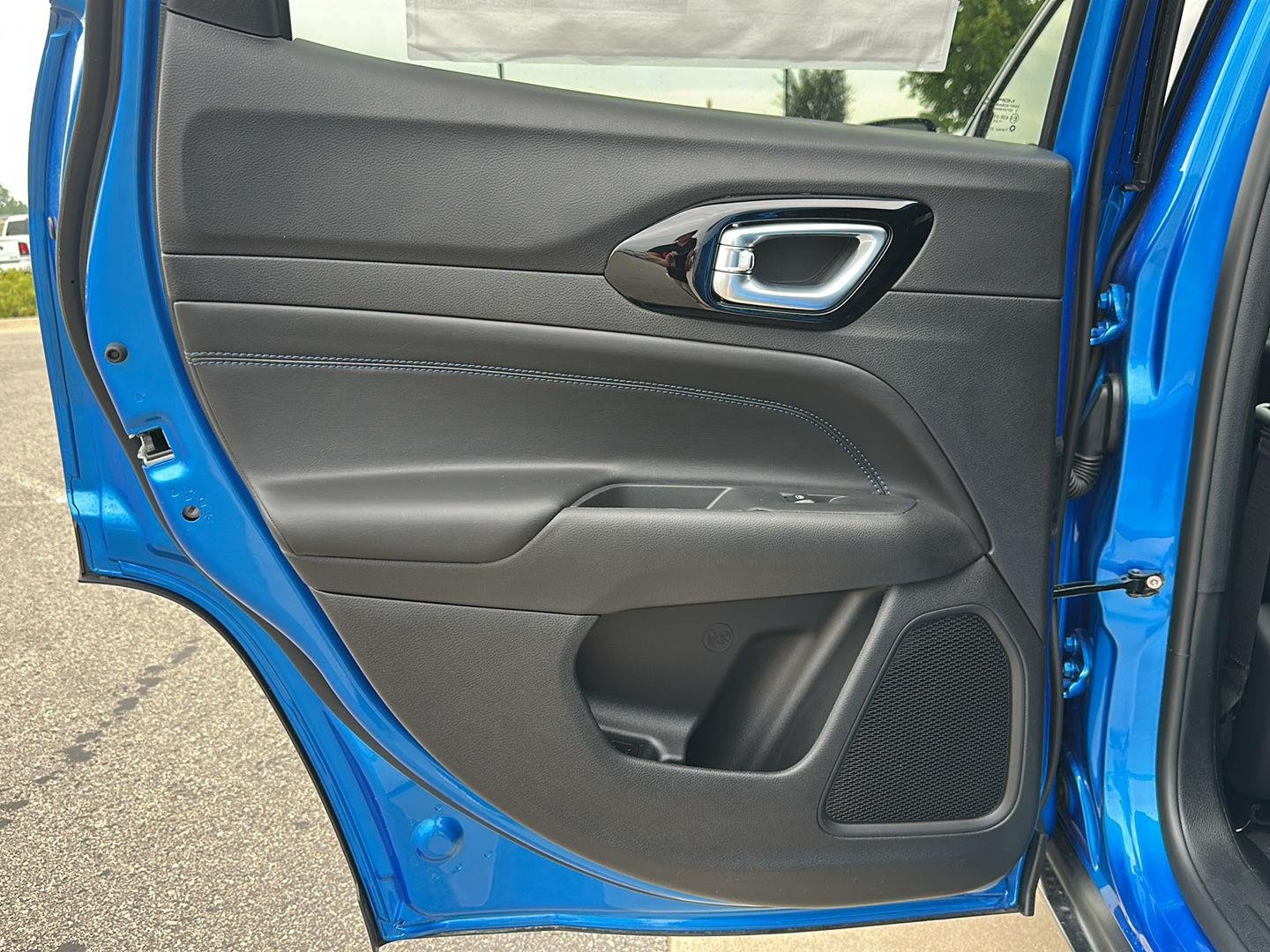 New 2026 Hydro Blue Pearl-Coat Exterior Paint Jeep Latitude Altitude image 22