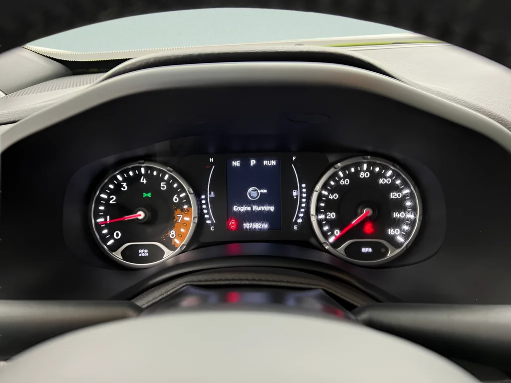 Used 2018 Hypergreen Clearcoat Jeep Latitude image 12